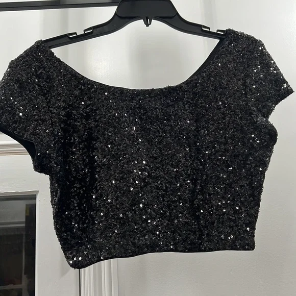 Express O-Neck Solid Sequins Short Sleeve crop top with matching pencil skirt - Picture 3 of 5